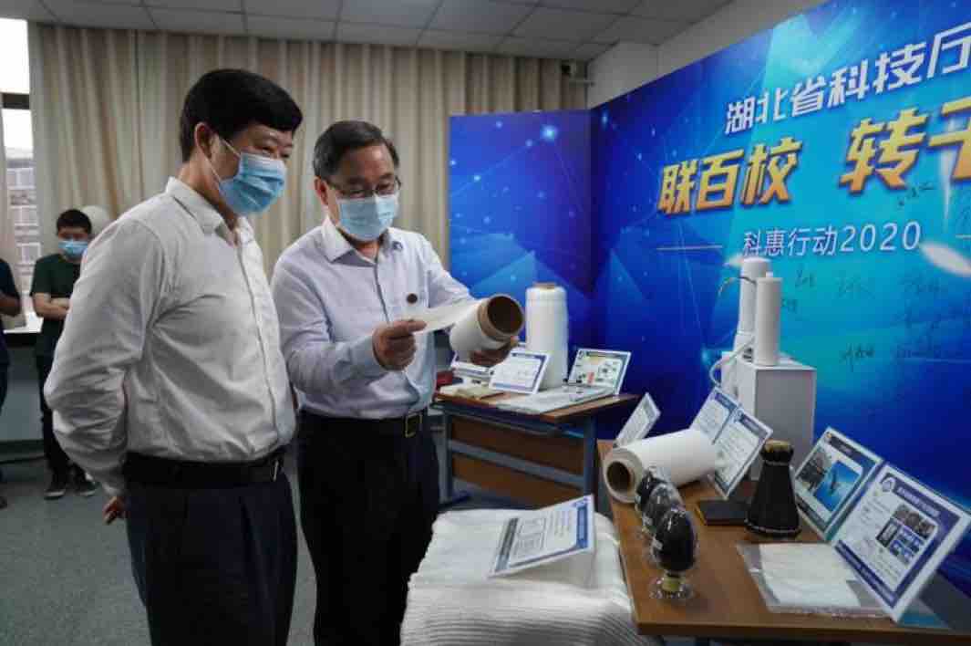 武漢紡織大學一批重要科技成果在鄂轉化 新材料技術推廣服務助力產業升級
